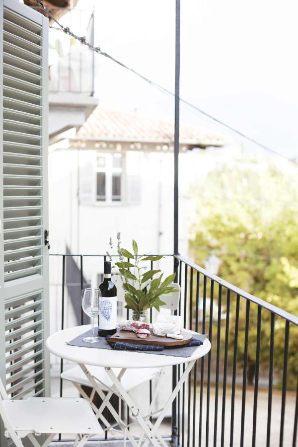 Dimora Della Rocca Bed & Breakfast คอสติจลิโอเล ดิอาสติ ภายนอก รูปภาพ