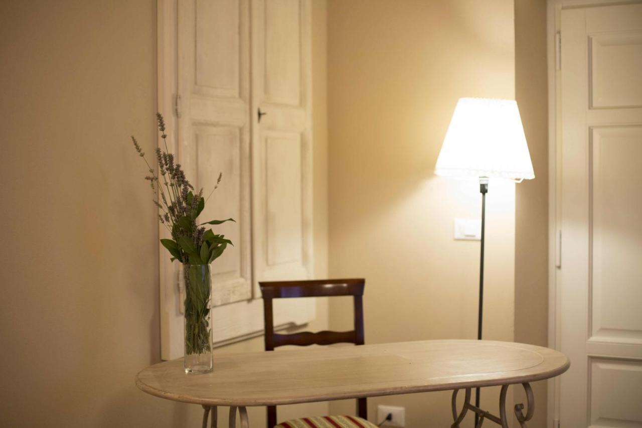 Dimora Della Rocca Bed & Breakfast คอสติจลิโอเล ดิอาสติ ภายนอก รูปภาพ