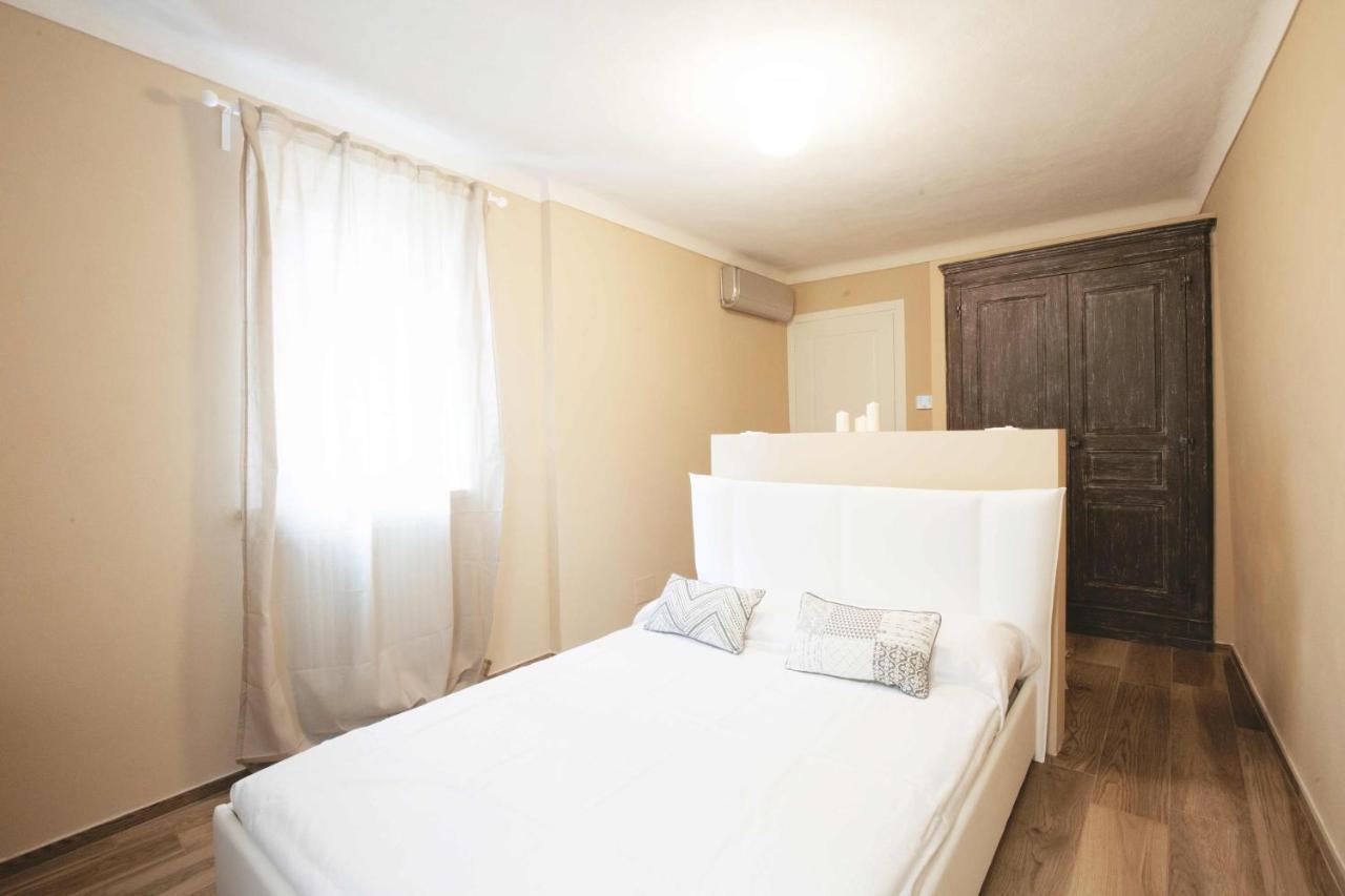 Dimora Della Rocca Bed & Breakfast คอสติจลิโอเล ดิอาสติ ภายนอก รูปภาพ