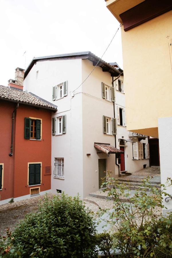 Dimora Della Rocca Bed & Breakfast คอสติจลิโอเล ดิอาสติ ภายนอก รูปภาพ