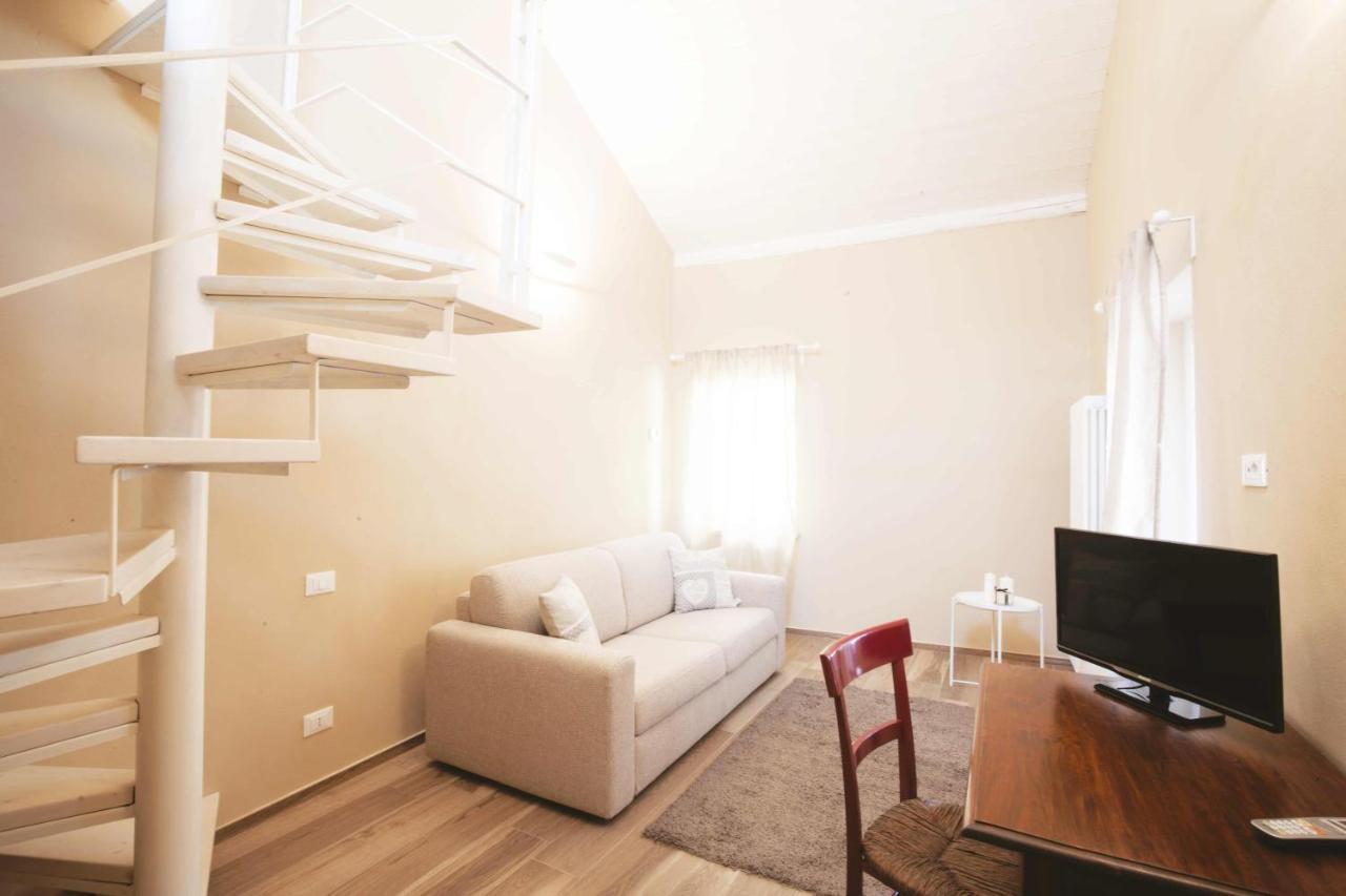 Dimora Della Rocca Bed & Breakfast คอสติจลิโอเล ดิอาสติ ภายนอก รูปภาพ